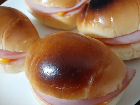 バターロールのハム挟みチーズ焼き♪